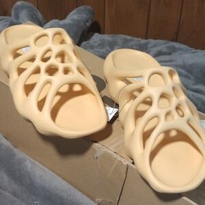 Yeezy 450 slide size 12